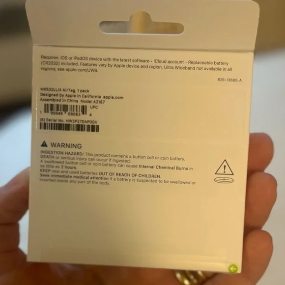 Apple AirTag in Sleek Silver and White - Picture 7 of 7